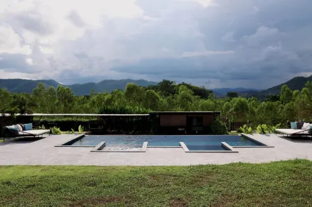 Mighty Mountain Thailand Отели рядом с достопримечательностью «Kaeng Krachan Dam Electric»