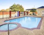 Comfort Suites Texas Ave - 수영장