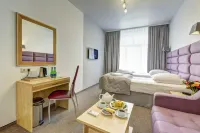 Веллион Водный Отели рядом с достопримечательностью «Башня Эйфеля в миниатюре»