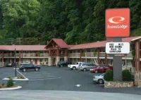 Econo Lodge Cherokee Near River Park - Parkplatz