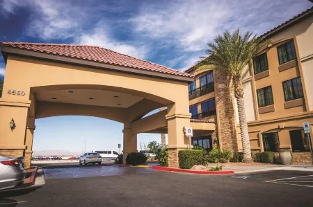 La Quinta Inn & Suites by Wyndham Las Vegas Airport South Отели рядом с достопримечательностью «Cactus Garden Dr»
