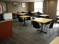 Super 8 by Wyndham Peterborough - Bữa sáng