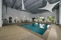Holiday Inn Express BOSTON-MILFORD by IHG - Swimmingpools