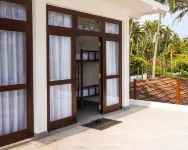 Surfing Tusker - Thalpe - Hostels
