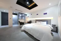 Two Nights Business Hotel - С баром