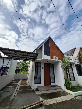 Sadewa Homestay Отели рядом с достопримечательностью «Super Badut Jogja»
