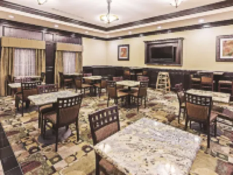 La Quinta Inn & Suites by Wyndham DFW Airport West - Bedford Hotels in Bedford