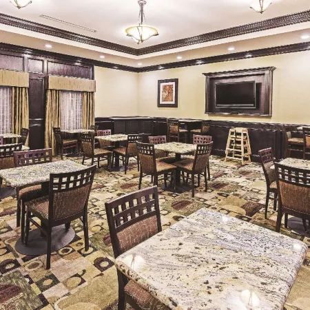 La Quinta Inn & Suites by Wyndham DFW Airport West - Bedford