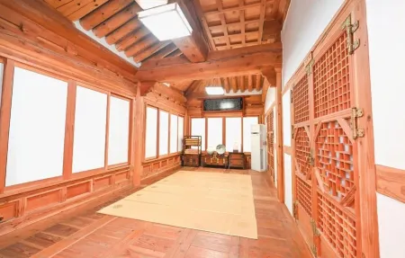 Ulsan Eoryeondang Hanok Stay Отели рядом со станцией Taehwagang Station