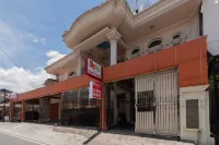 RedDoorz Syariah Near Pasar Aur Kuning