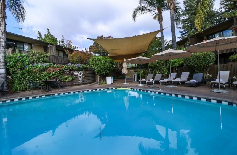 Dinah's Garden Hotel photo 2