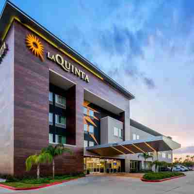 La Quinta Inn & Suites by Wyndham McAllen Convention Center Hotel Exterior