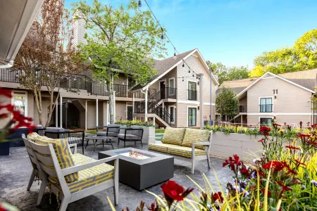 WaterWalk Extended Stay by Wyndham Atlanta Perimeter Отели рядом с достопримечательностью «Azalea Park Boardwalk, Roswell»