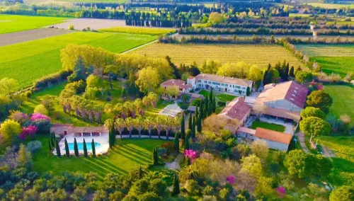 Hotel et Appartements Domaine des Clos - Teritoria فنادق في Beaucaire
