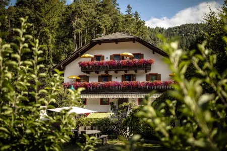 Residence Obermoarhof - Family Apartments with Pool & Playground