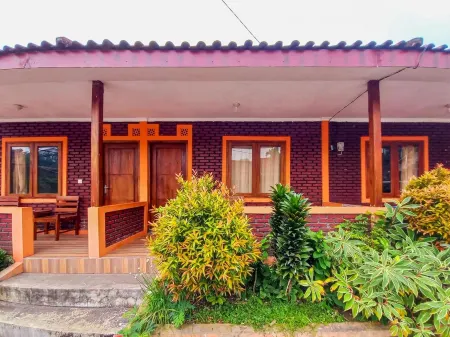 Villa Kampoeng City Pacet Mitra RedDoorz Отели в г. Моджокерто