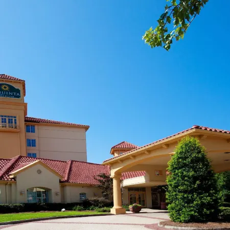 La Quinta Inn & Suites by Wyndham Greensboro NC Отели рядом с достопримечательностью «Гринсборо Колизей»