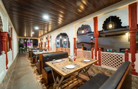 Hotel Royal Paradise Отели рядом с достопримечательностью «Кваджа Гариб Навас Дарга Шариф»