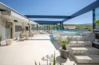 Urbio Private Suites - Pools