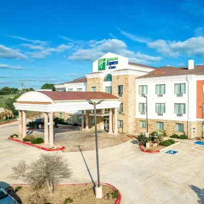 Holiday Inn Express & Suites GONZALES by IHG - parking