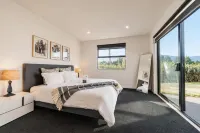 Zenith Escapes Your Quintessential 4BR Haven -  case vacanza in affitto