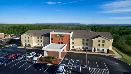 Holiday Inn Express & Suites Crossville Отели в г. Камберленд