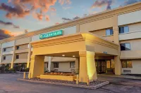 La Quinta Inn & Suites by Wyndham Stevens Point Hotels near Lee Ayers Jewelers