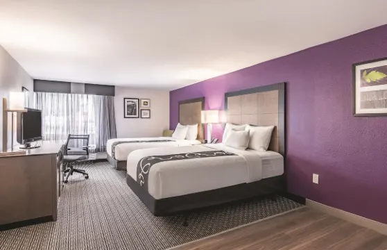 塞勒姆拉昆塔温德姆套房酒店