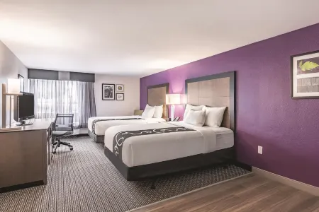 La Quinta Inn & Suites by Wyndham Salem NH Отели в г. Сандан