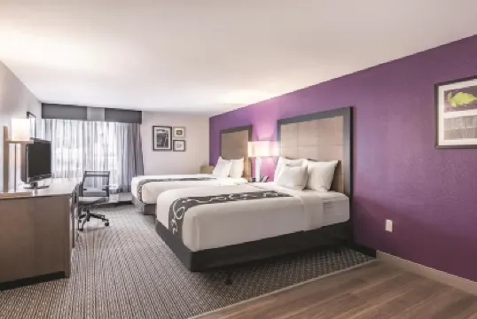 塞勒姆拉昆塔温德姆套房酒店