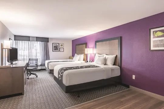 塞勒姆拉昆塔温德姆套房酒店