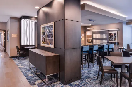Fairfield Inn & Suites Raleigh Cary Отели рядом с достопримечательностью «Aspen Center»