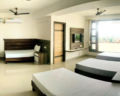Pride Home Hotel dekat Kompleks Capitol