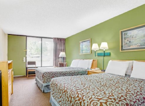 Days Inn by Wyndham Bradenton - Near the Gulf