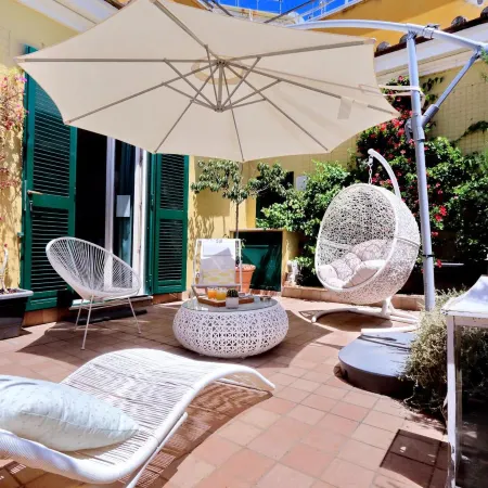 Vico Rooms and Terrace Отели рядом с достопримечательностью «Тор-ди-Квинто»