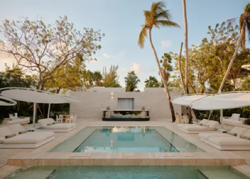 Palm Heights Hotels near Seven Mile Beach