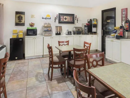 Days Inn & Suites by Wyndham Eunice Отели в г. Юнис