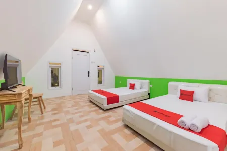 RedDoorz Syariah Plus Near Sukabumi Station Отели в г. Citamiang