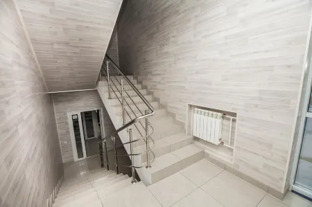 Red Fox (Ред Фокс) на улице Взлетная 2Е Отели рядом с достопримечательностью «Приход Христа Царя Вселенной Римско-Католической церкви г. Барнаула»