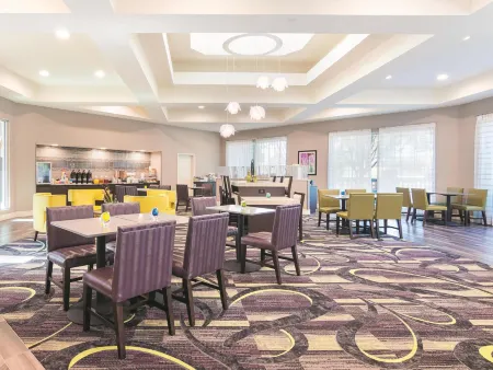 La Quinta Inn & Suites by Wyndham Atlanta Conyers Отели рядом с достопримечательностью «Кафедральный собор Крисчен Гроут»