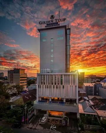 Golden Tulip Essential Makassar Отели рядом с достопримечательностью «Wisma Pattimura»