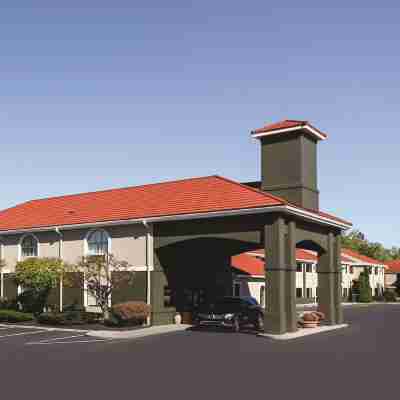 La Quinta Inn by Wyndham Sandusky Near Cedar Point Hotel Exterior