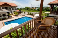 Bambu Hotel - Pools