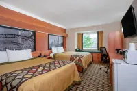 Super 8 by Wyndham Columbus West - parking