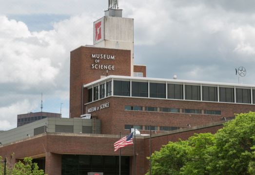 코트야드 바이 메리어트의 깔끔한 로비 전경