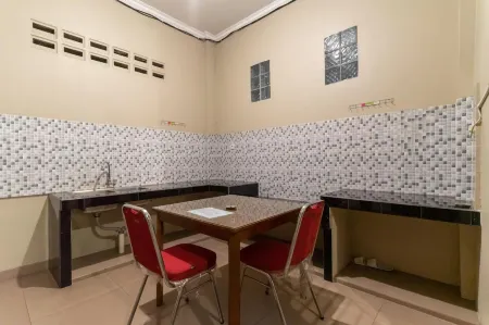 RedDoorz at Joyce Guest House Medan Отели в г. Padang Bulan Selayang II