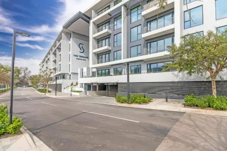 Sandton Gate Luxury Apartments Отели рядом с достопримечательностью «Берд Гарденс»