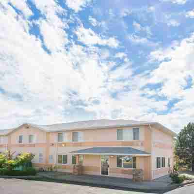 Super 8 by Wyndham Trinidad Hotel Exterior