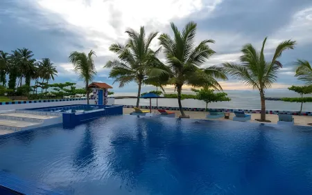 Avery Coconut Island Waterpark Beach Resort Carita Отели в г. Пандегланг