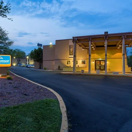 Days Inn & Suites by Wyndham Cincinnati North